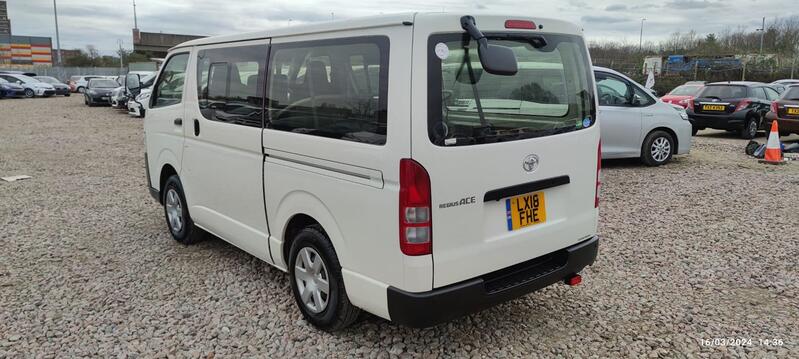 TOYOTA HIACE