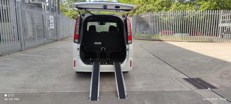 TOYOTA NOAH