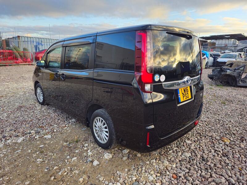 TOYOTA NOAH