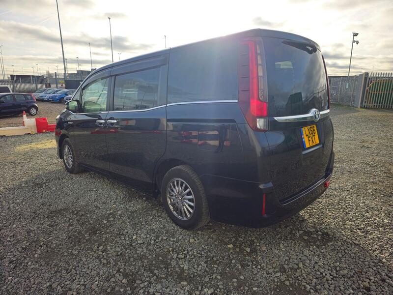 TOYOTA NOAH