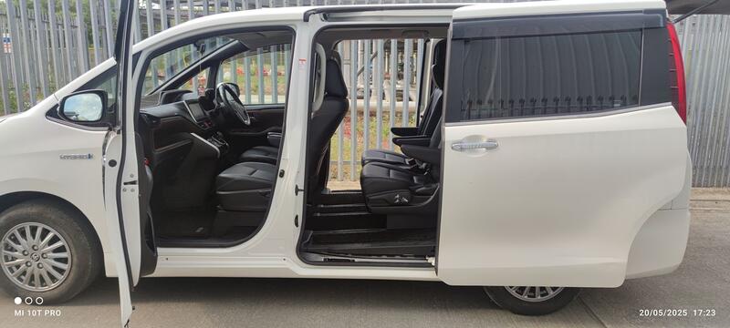 TOYOTA NOAH
