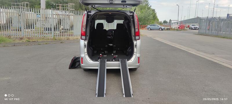 TOYOTA NOAH