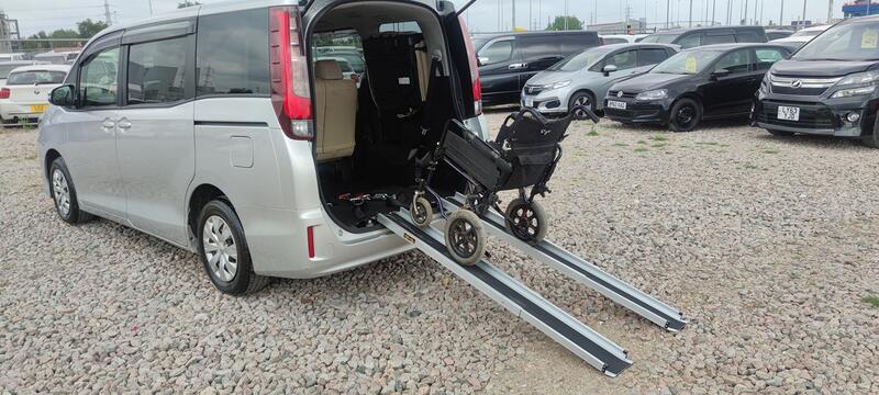 TOYOTA NOAH