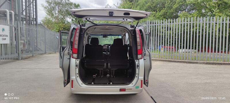 TOYOTA NOAH