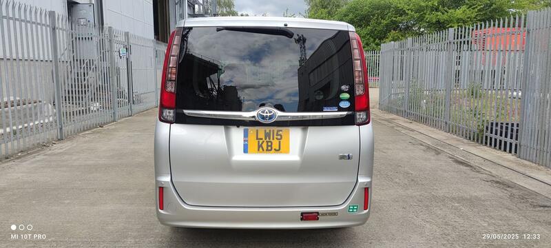 TOYOTA NOAH