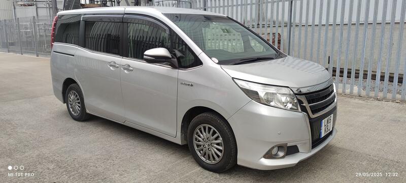 TOYOTA NOAH