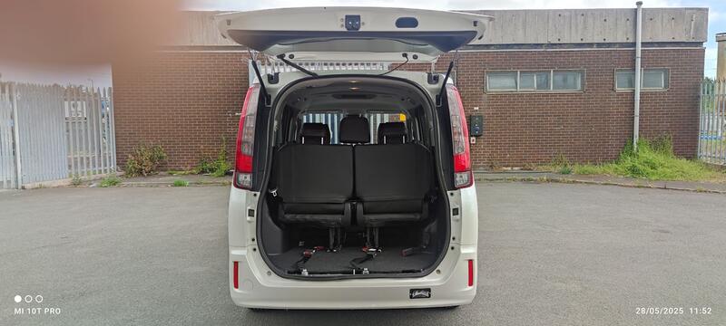 TOYOTA NOAH