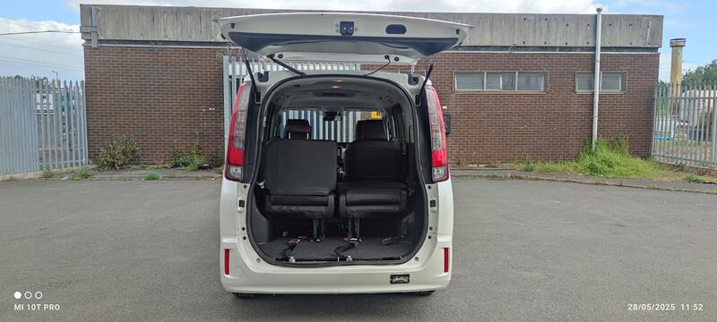 TOYOTA NOAH