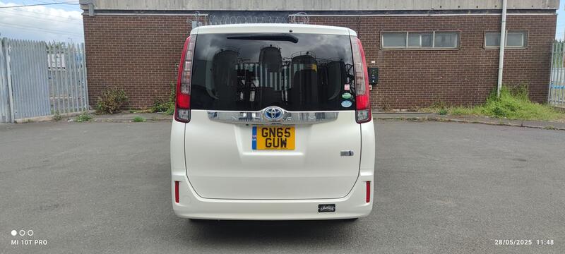 TOYOTA NOAH