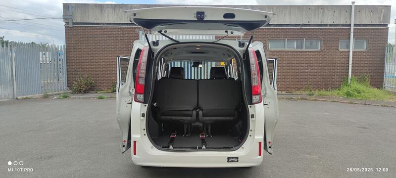 TOYOTA NOAH
