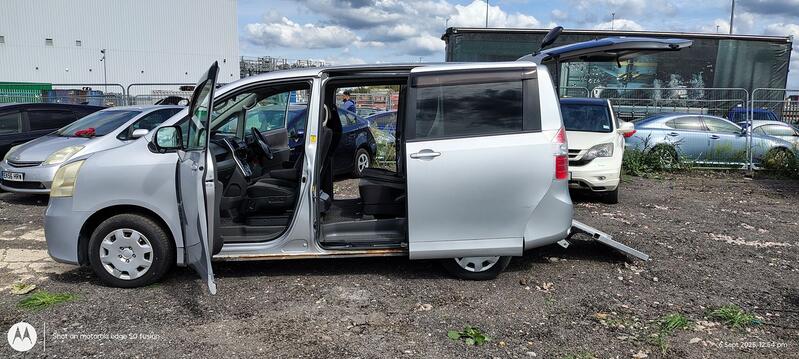 TOYOTA NOAH