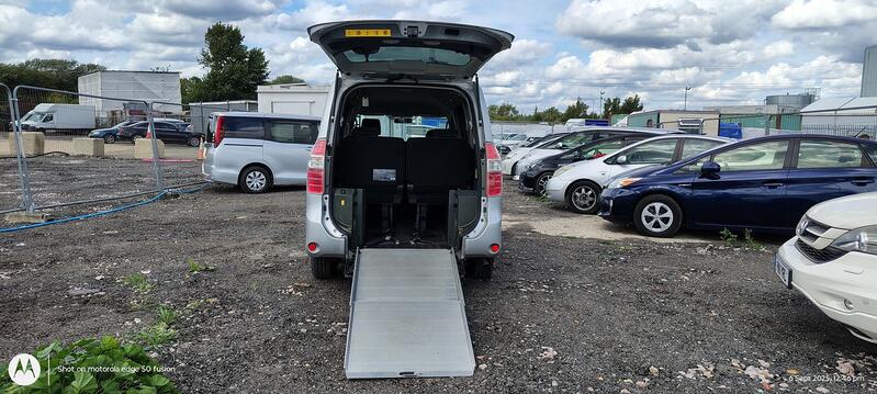 TOYOTA NOAH