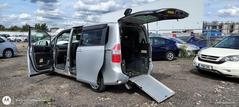 TOYOTA NOAH